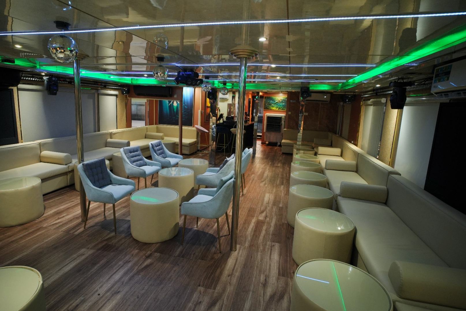 Play Boy Houseboat: view 3