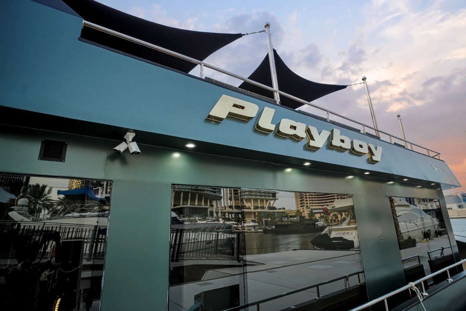Play Boy Houseboat: view 5
