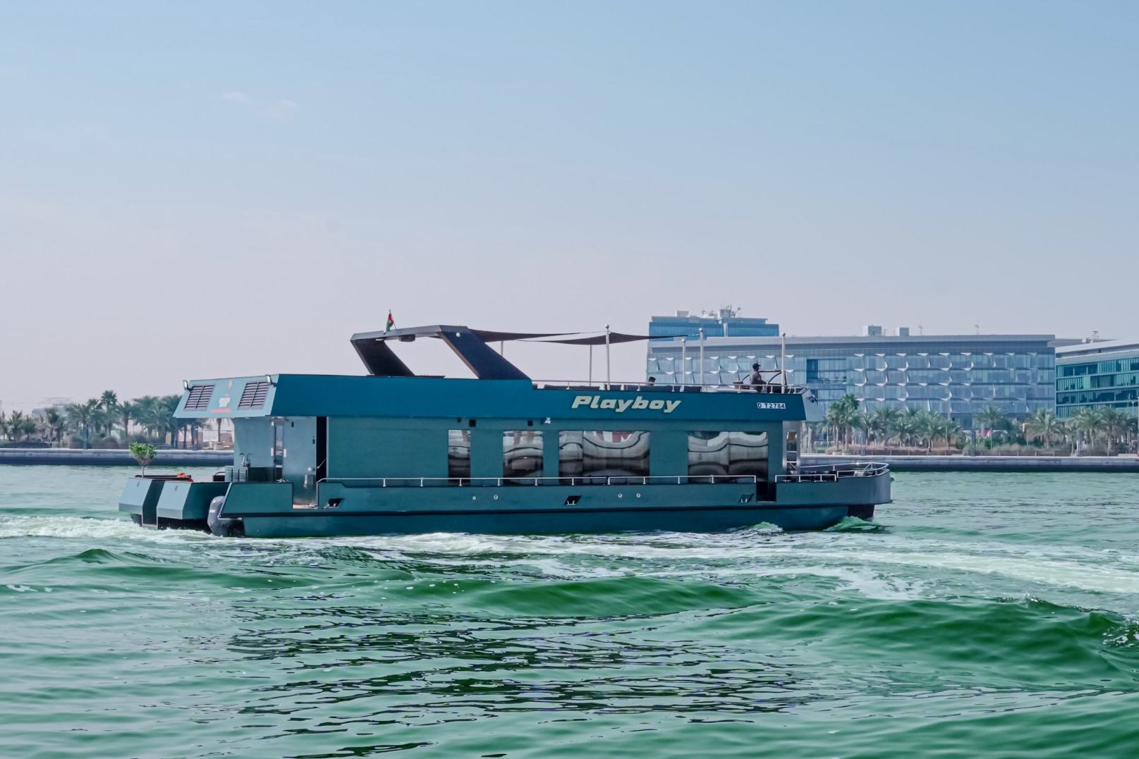 Play Boy Houseboat: view 9