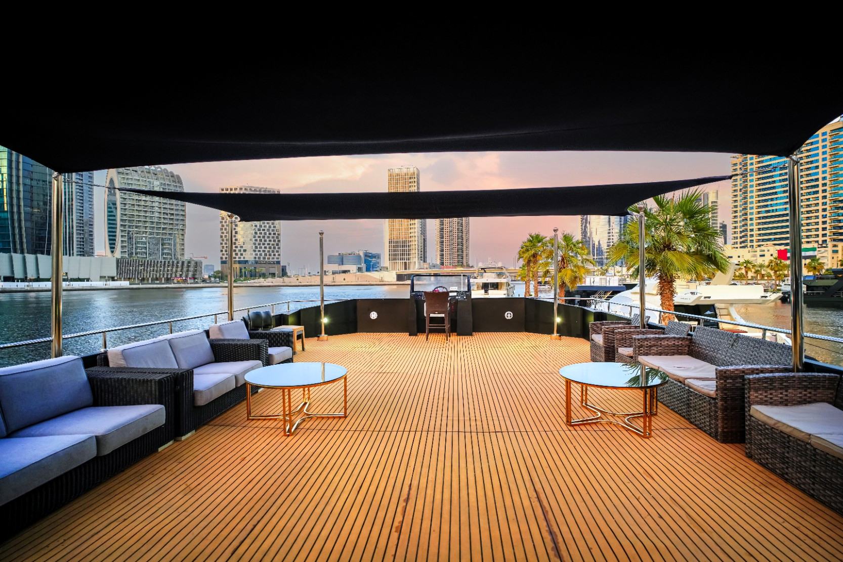 Play Boy Houseboat: view 4