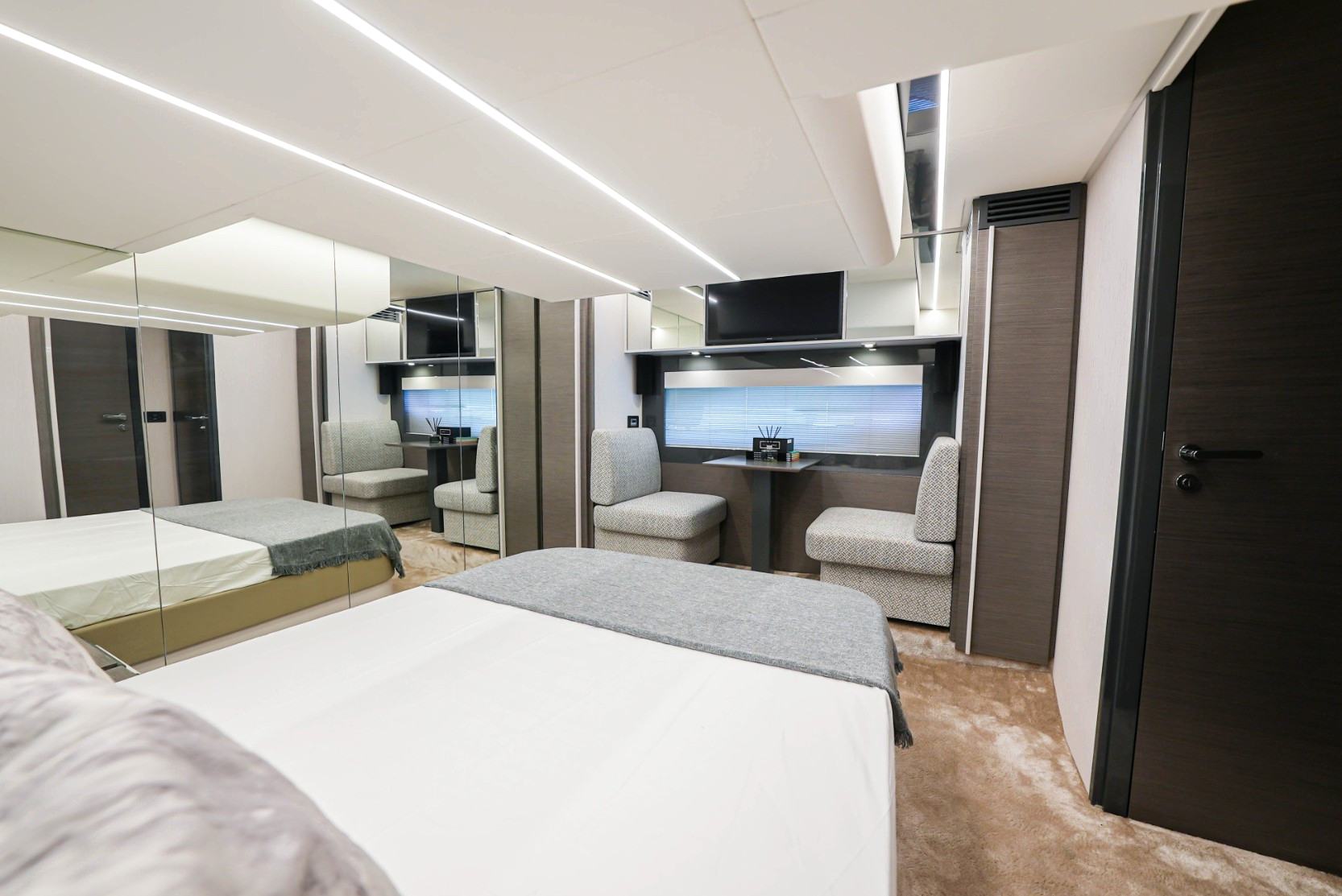 Pershing 5X Pearl White: view 2